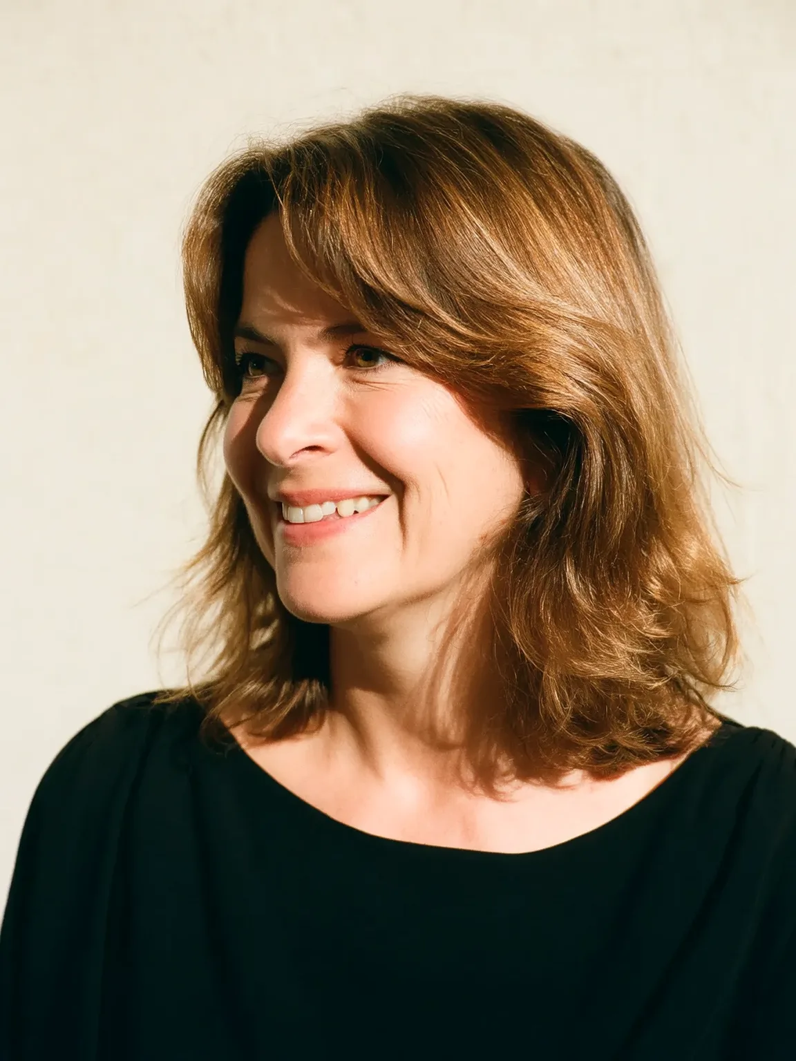 Medium Layered Bob with Warm Caramel Brown Waves